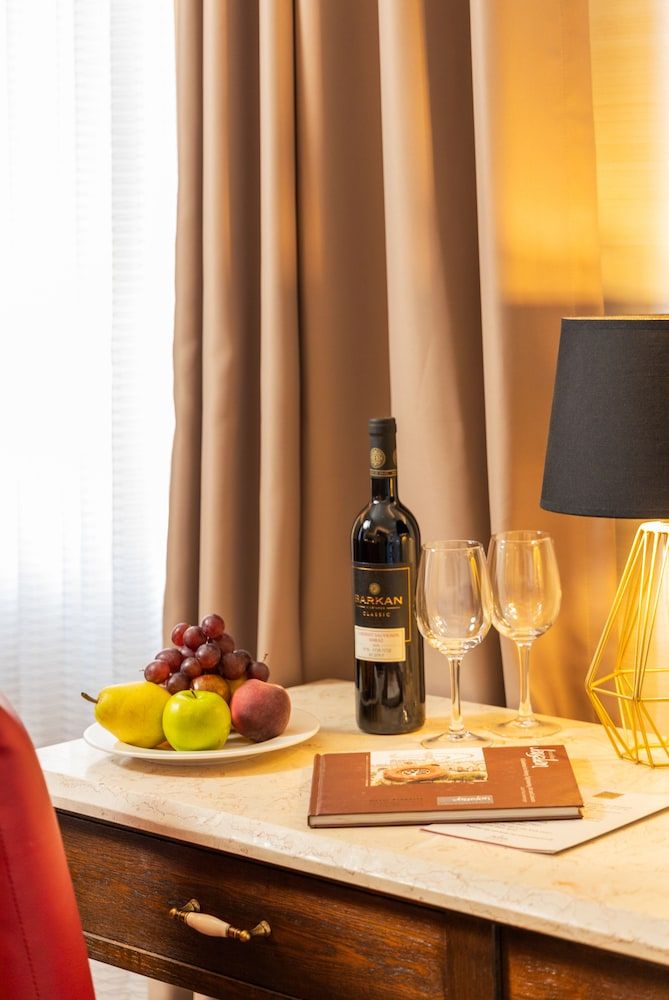 YMCA Three Arches Hotel Deluxe Triple Room 8