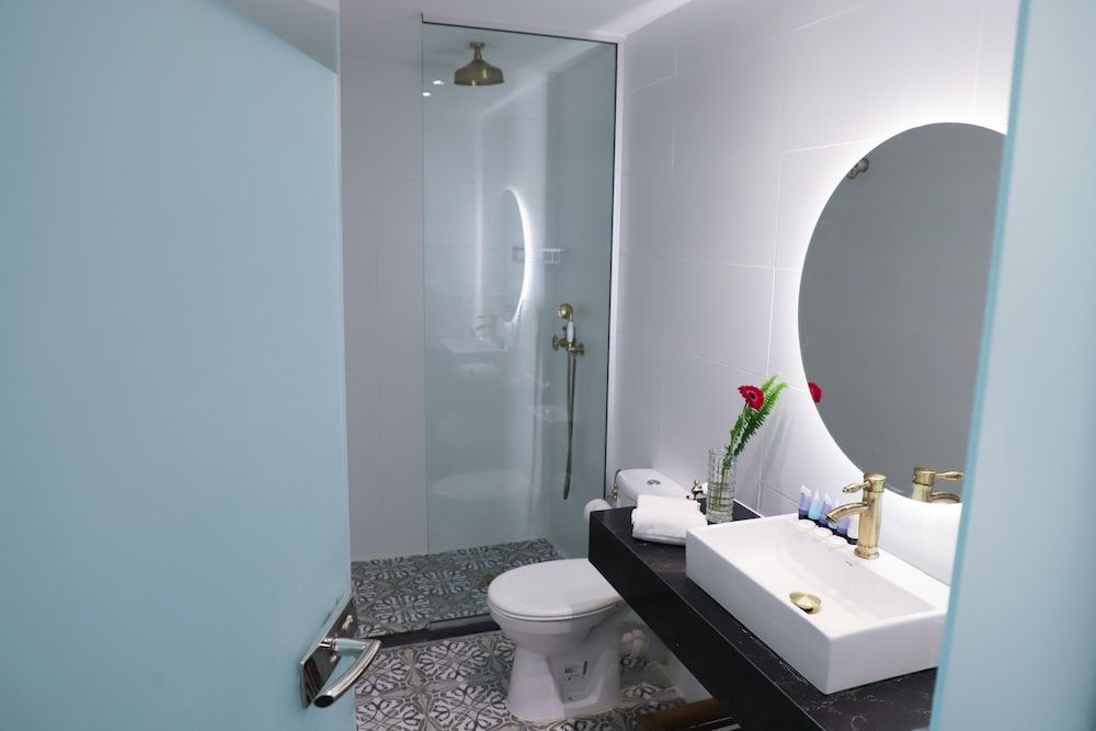 YMCA Three Arches Hotel Deluxe Triple Room 5