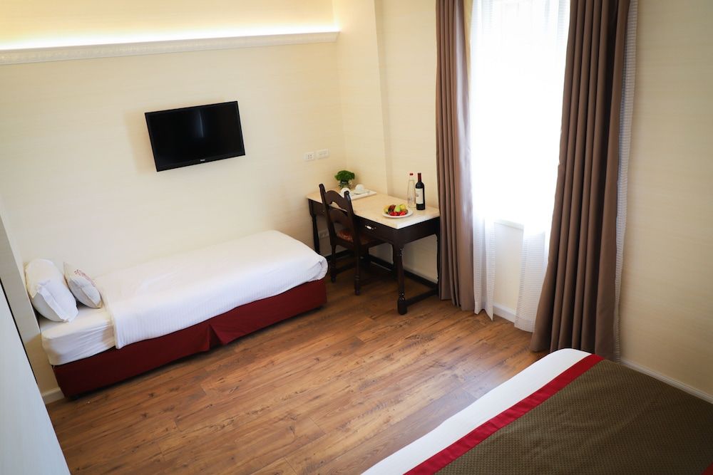 YMCA Three Arches Hotel Deluxe Triple Room