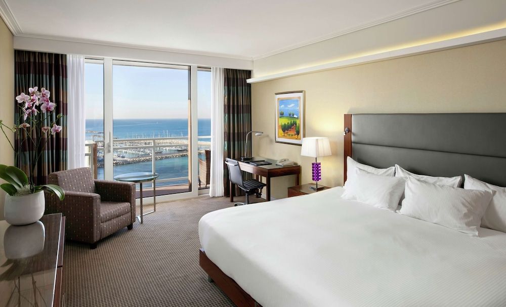 King Corner Vista Suite with Sea View