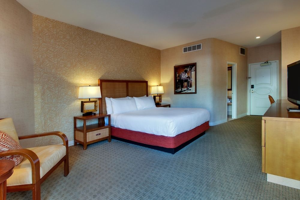 Tropicana Las Vegas - a DoubleTree by Hilton Hotel Room, 1 King Bed, Balcony, Garden View 3