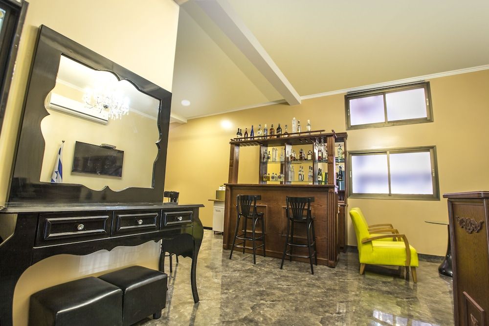 undefined Laguardia Hotel 7