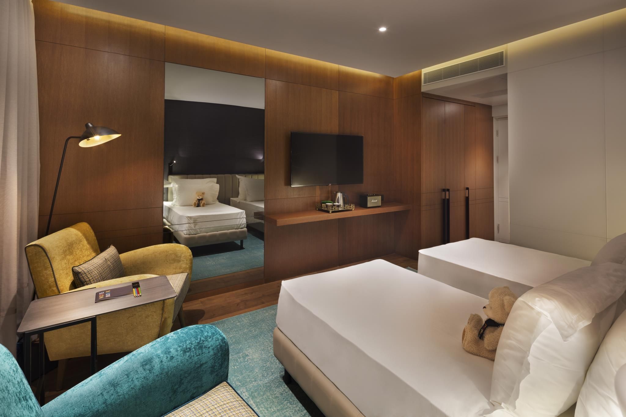 Deluxe Publica, Guest Room, 2 Twin, City View, Mid Floor