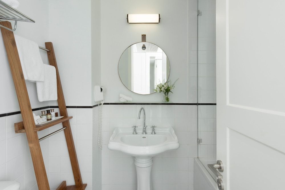 Lily & Bloom Hotel Classic Room 7