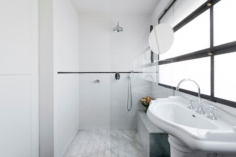 Lily & Bloom Hotel Classic Room 9