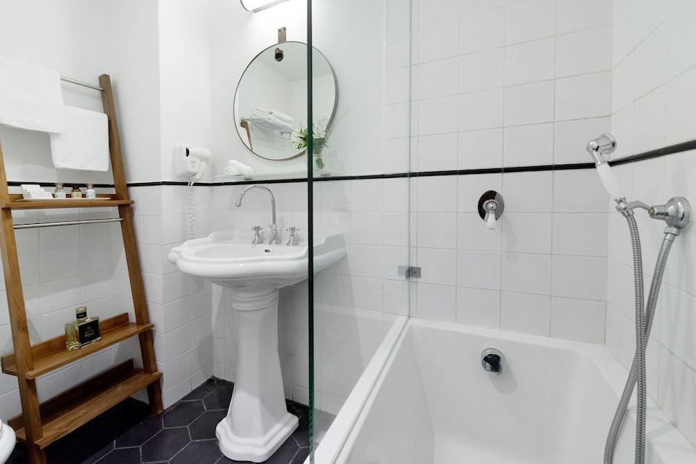 Lily & Bloom Hotel Classic Room 8