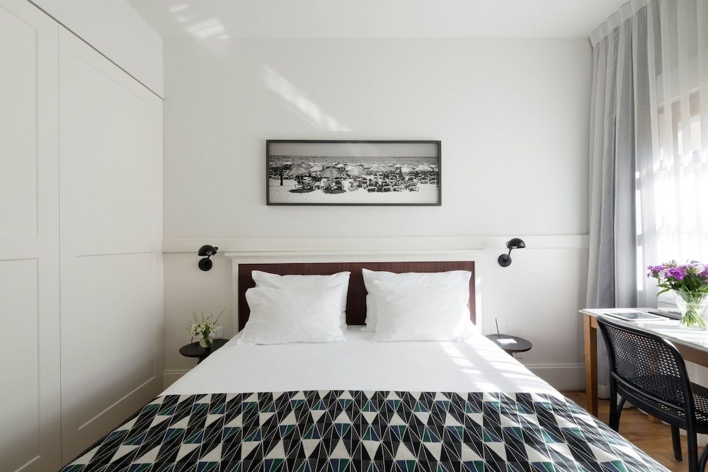 Lily & Bloom Hotel Classic Room 5