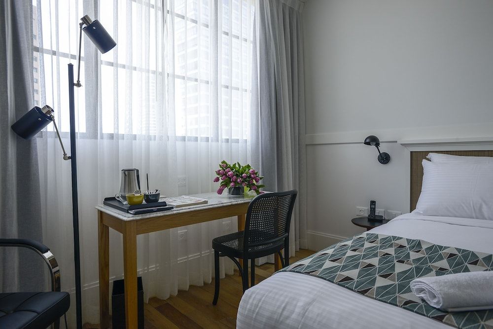 Lily & Bloom Hotel Classic Room 10