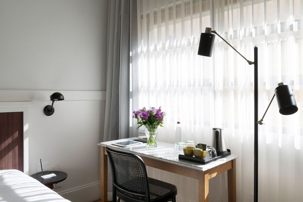 Lily & Bloom Hotel Classic Room 11