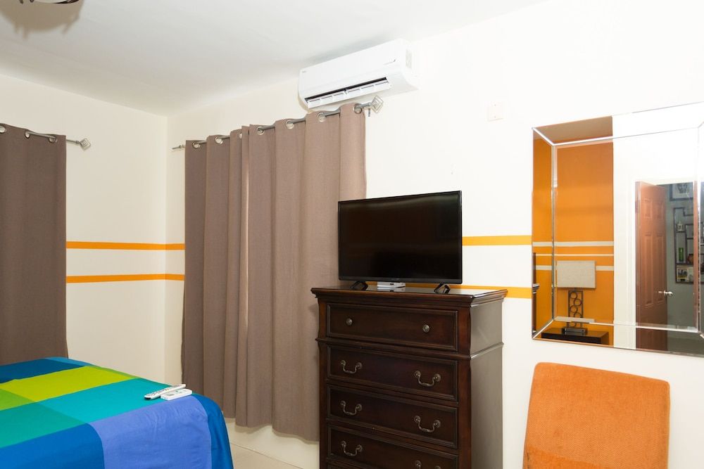 The Hellshire Beach House Family House, 2 Bedrooms, Kitchen, Partial Ocean View