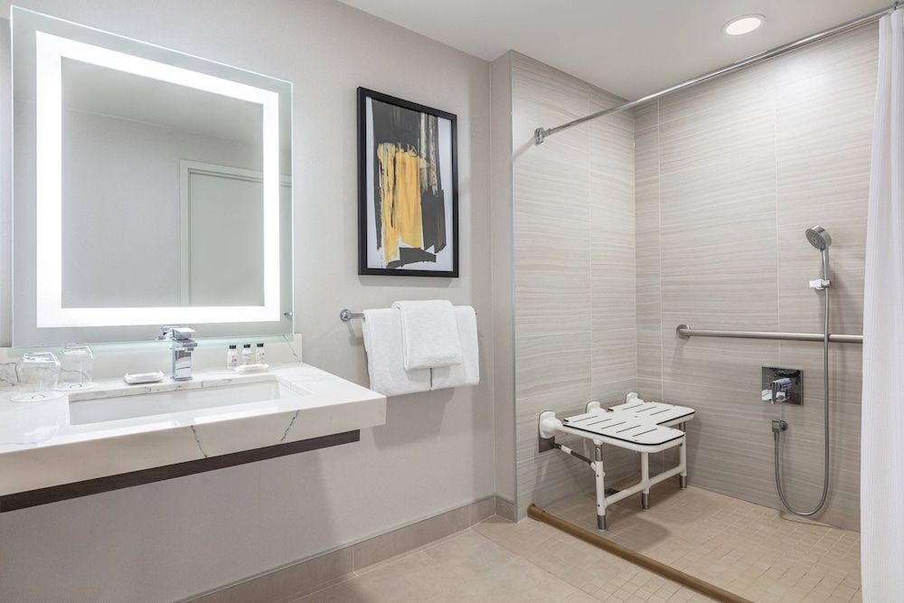 Delta Hotels by Marriott Vancouver Downtown Suites Suite, 1 King Bed with Sofa bed 6