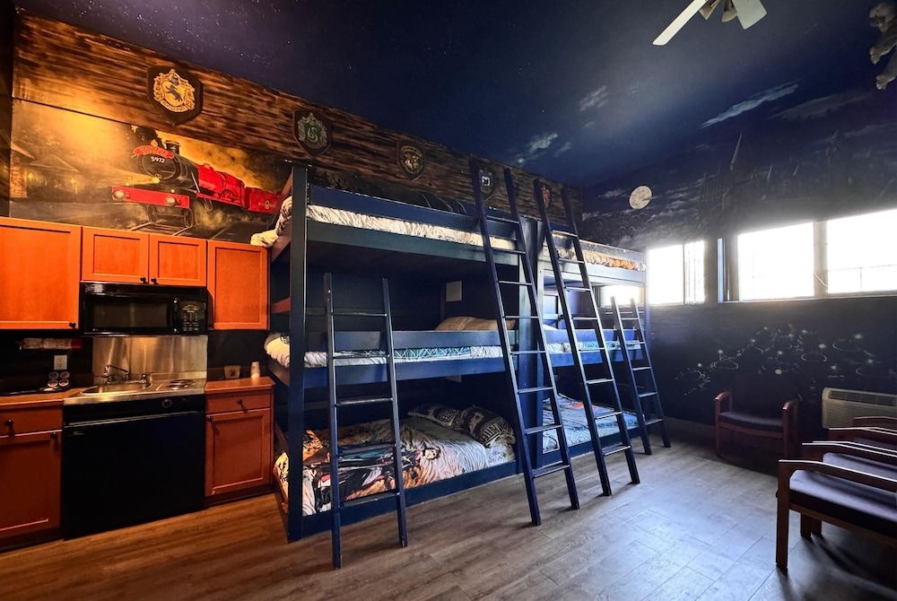 Themed Efficiency Suite, 1 Queen Bed, 6 Bunk Beds