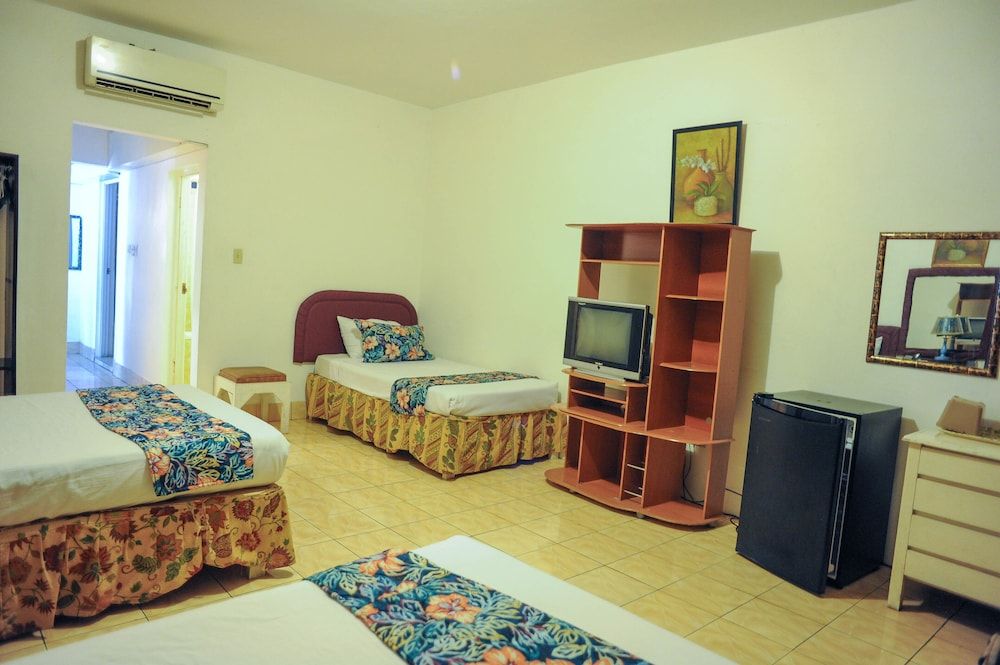 Gloriana Hotel Standard Triple Room, 3 Twin Beds, Patio 3