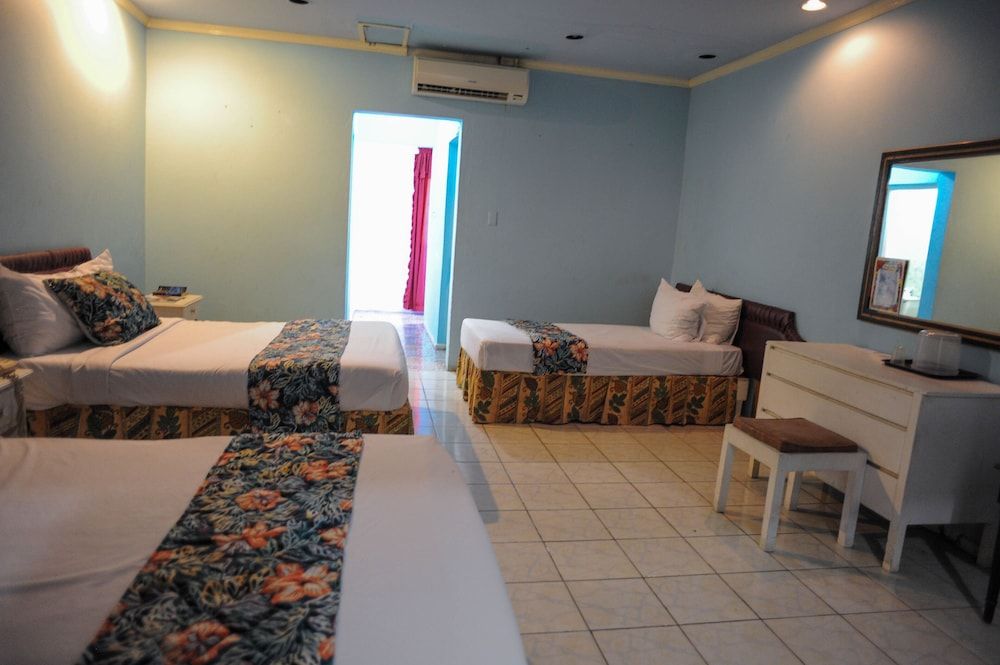 Gloriana Hotel Standard Triple Room, 3 Twin Beds, Patio 2