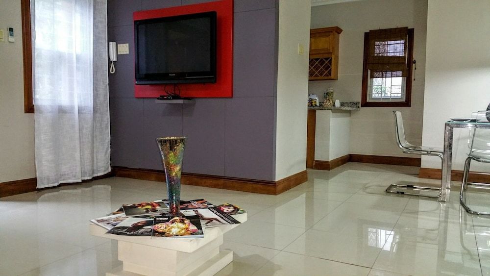 Modern London Decor Guest Apartments Exclusive Apartment, 2 Bedrooms, Pool Access, Mountain View 23