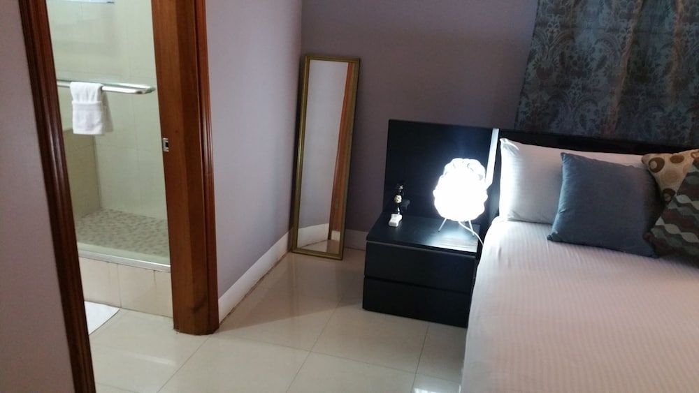 Modern London Decor Guest Apartments Exclusive Apartment, 2 Bedrooms, Pool Access, Mountain View 21