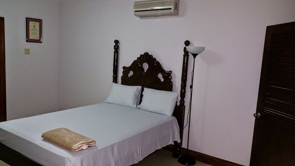 Modern London Decor Guest Apartments Exclusive Apartment, 2 Bedrooms, Pool Access, Mountain View