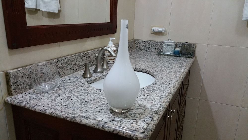 Modern London Decor Guest Apartments Exclusive Apartment, 2 Bedrooms, Pool Access, Mountain View 10