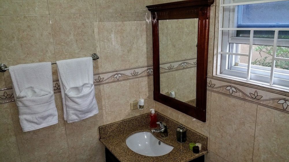 Modern London Decor Guest Apartments Exclusive Apartment, 2 Bedrooms, Pool Access, Mountain View 13