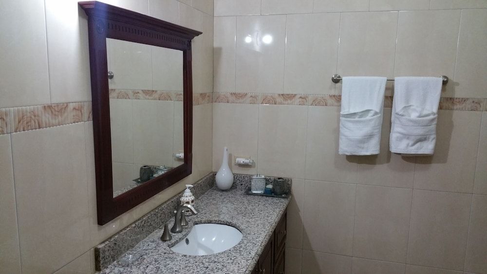 Modern London Decor Guest Apartments Exclusive Apartment, 2 Bedrooms, Pool Access, Mountain View 12