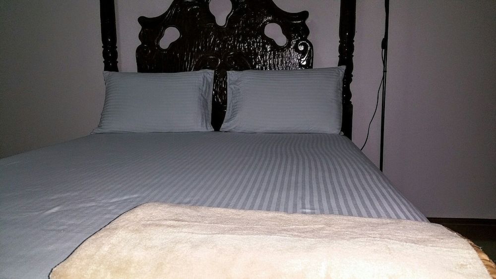 Modern London Decor Guest Apartments Exclusive Apartment, 2 Bedrooms, Pool Access, Mountain View 4