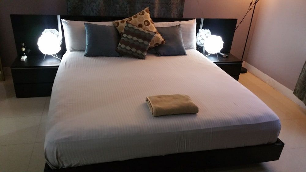 Modern London Decor Guest Apartments Exclusive Apartment, 2 Bedrooms, Pool Access, Mountain View 2