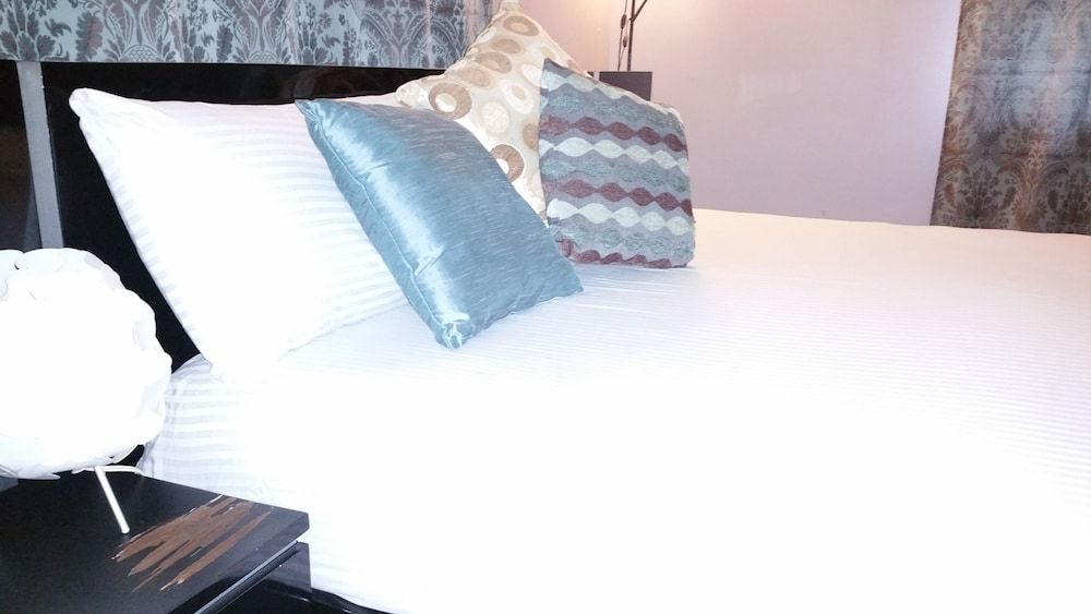 Modern London Decor Guest Apartments Exclusive Apartment, 2 Bedrooms, Pool Access, Mountain View 3