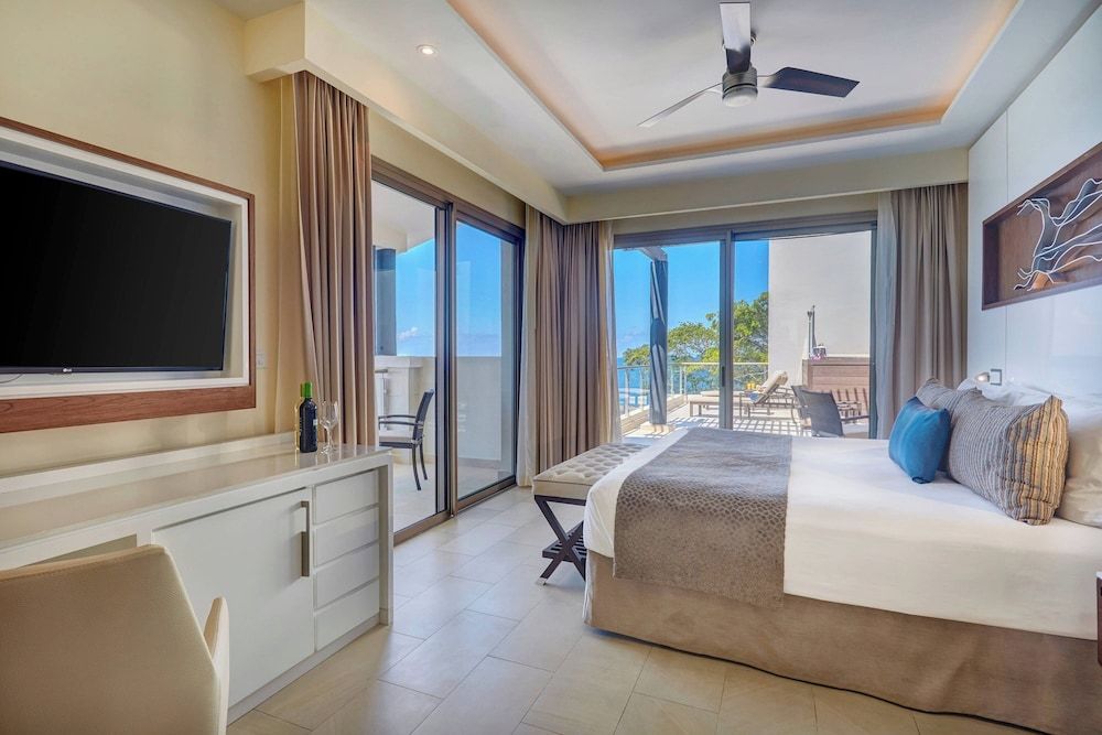 Luxury Penthouse One Bedroom Suite Ocean View Terrace Jacuzzi