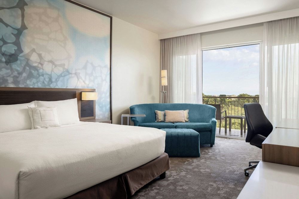 Superior Room, 1 King Bed, Non Smoking, City View (Balcony)