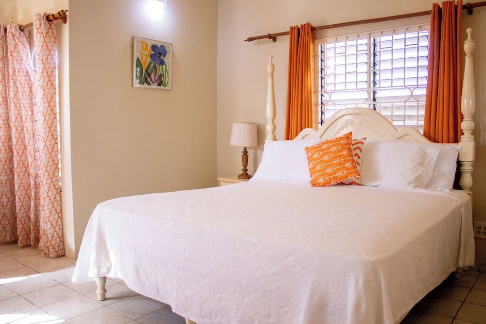Honeymoon Room, 1 King Bed, Kitchen, Pool View