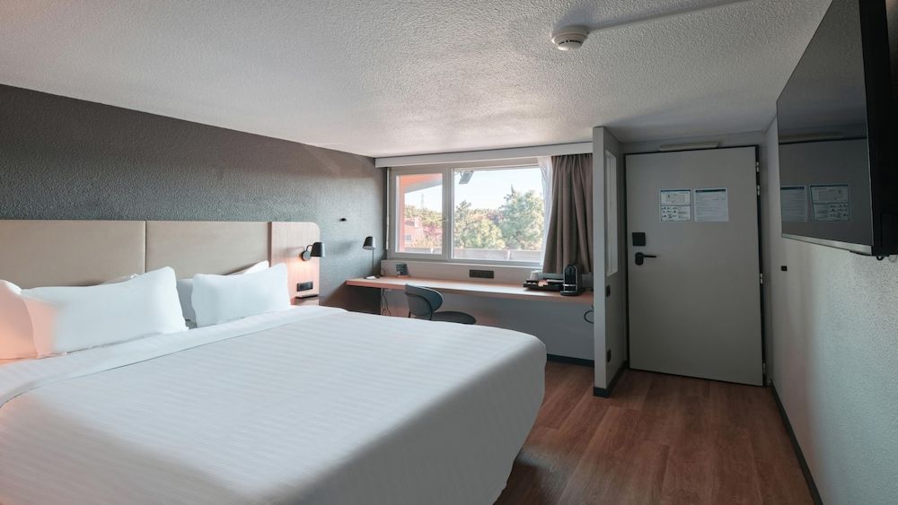 Campanile NATURE - Dreux Superior Room, 1 King Bed 3