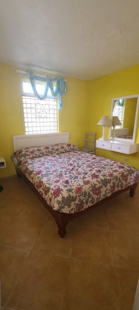 Sunflower Villas Cottage, 3 Bedrooms 4