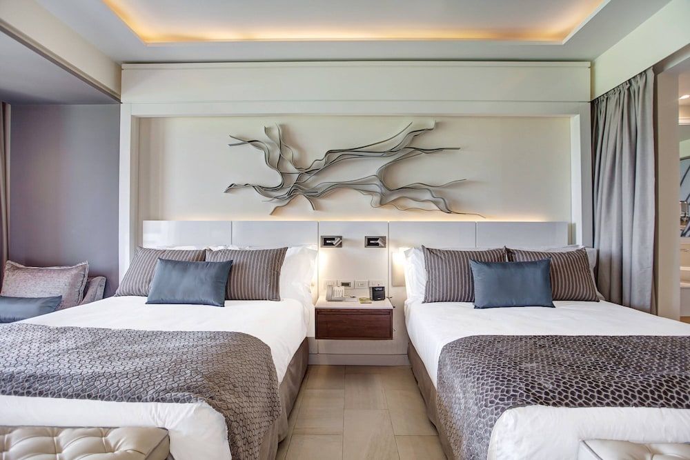 Luxury Junior Suite Swim Out Diamond Club