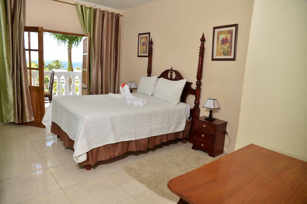 Chateau Margarite Hotel Deluxe Twin Room, 2 Queen Beds, Garden View 2