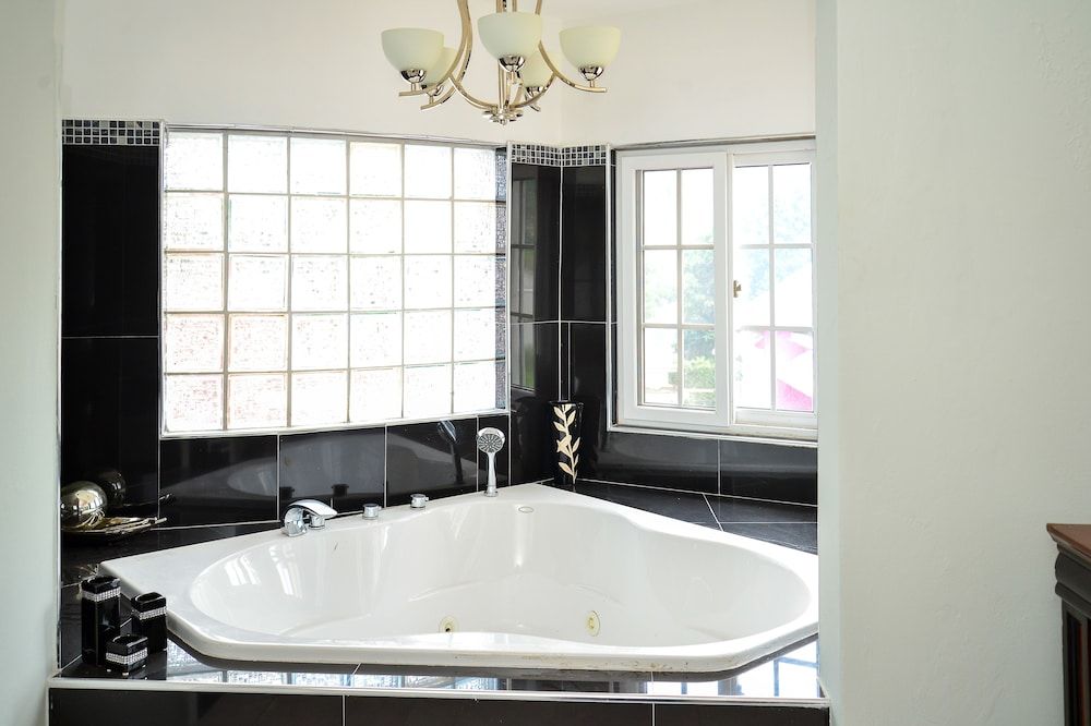 Khastle Khodero Penthouse Suite with Jacuzzi Tub and Kitchen 7