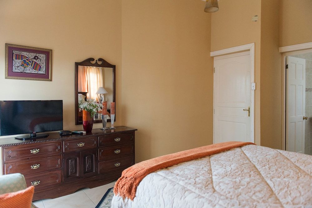 Khastle Khodero Room, 1 Queen Bed, Balcony, Ocean View (Orange Room) 2