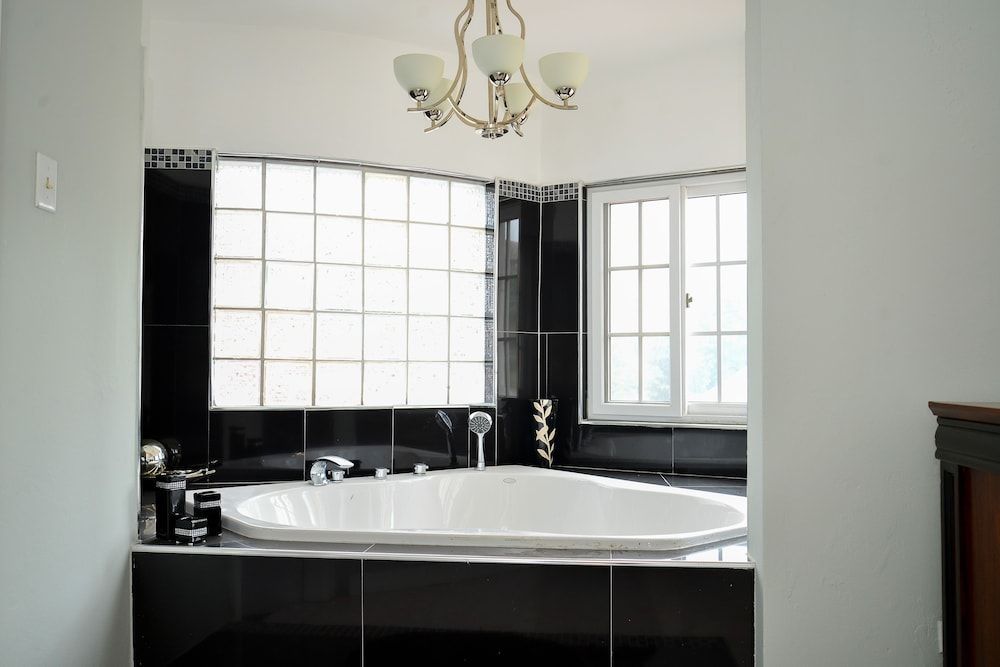 Khastle Khodero Penthouse Suite with Jacuzzi Tub and Kitchen 8