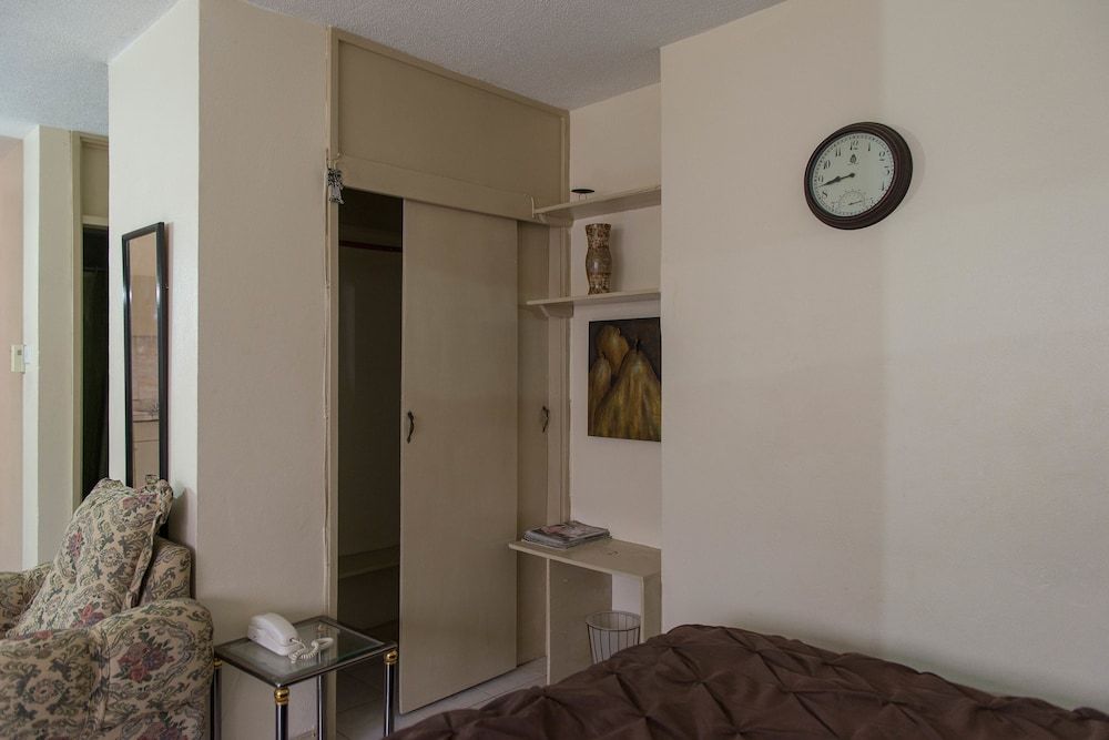 Turtle Towers Apartments Economy Studio, 1 King Bed, Accessible, Ground Floor 11