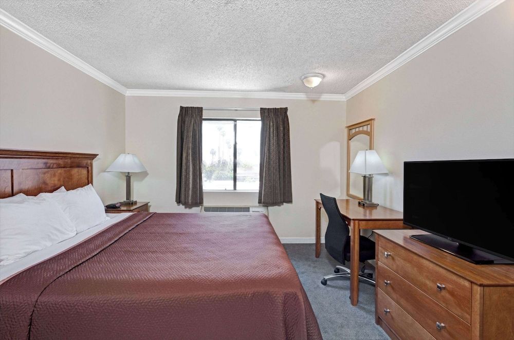 Standard Room, 1 King Bed