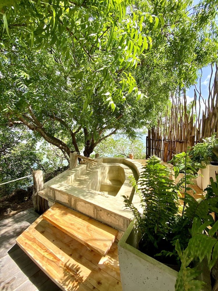 Rock and Sea Resort Bungalow, 1 King Bed, Ocean View 2