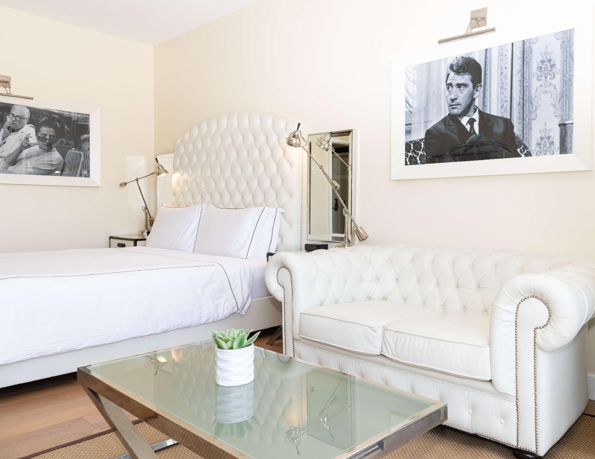 DELUXE KING MOBILITY HEARING ACCESS RI SHOWER