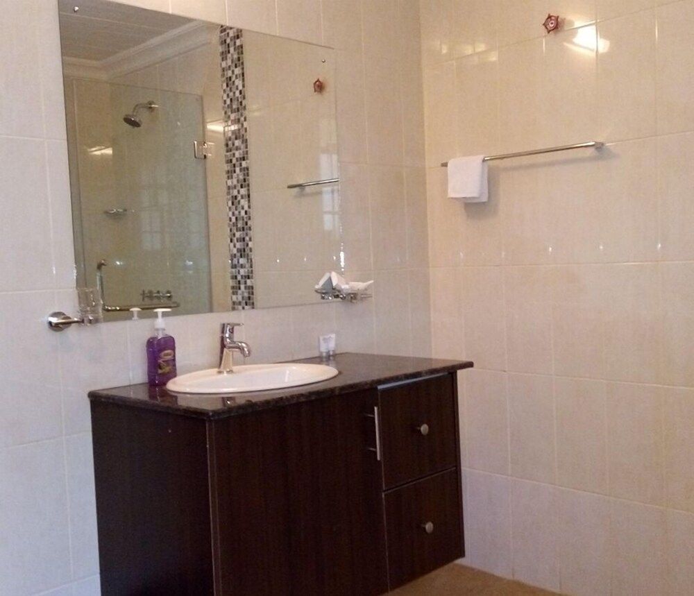 Karen Crescent Hotel Double Room 5