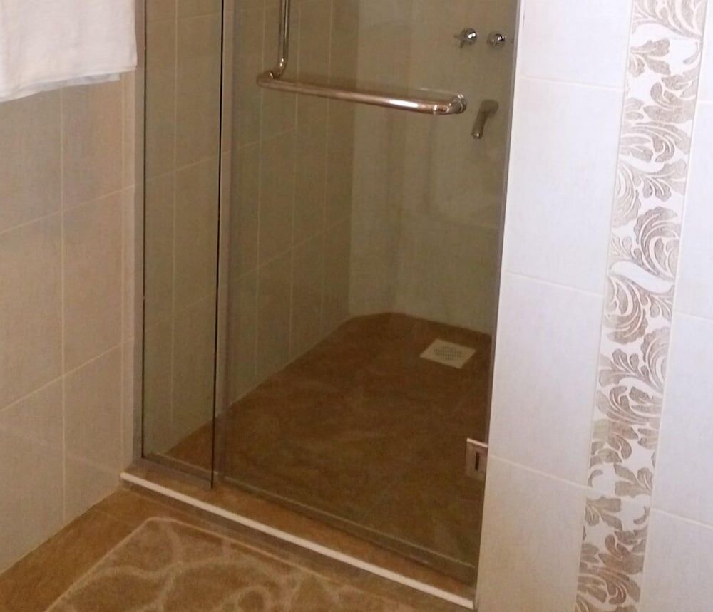 Karen Crescent Hotel Double Room 6