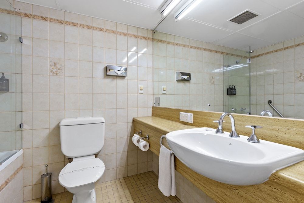 Comfort Hotel Adelaide Meridien Superior King Room 5