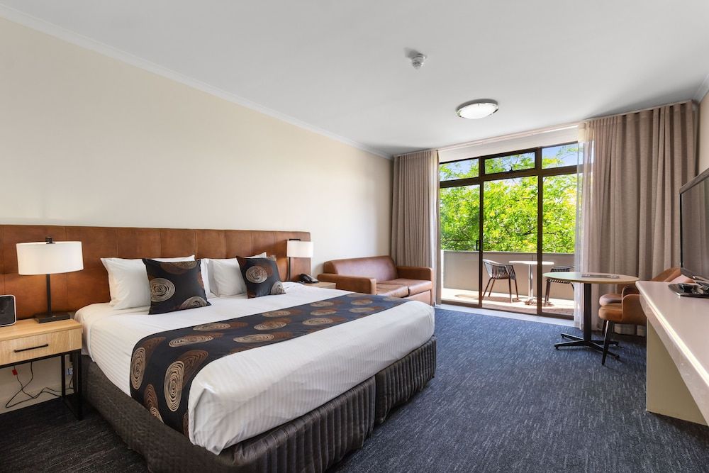 Comfort Hotel Adelaide Meridien Superior King Room