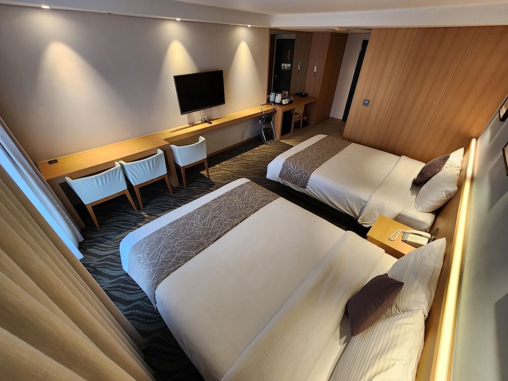 Seogwipo JS Hotel Family Quadruple Room, Balcony, City View 3