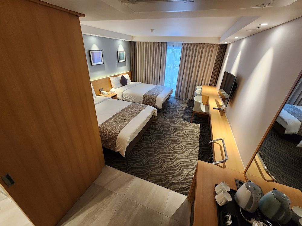 Seogwipo JS Hotel Family Quadruple Room, Balcony, City View 2