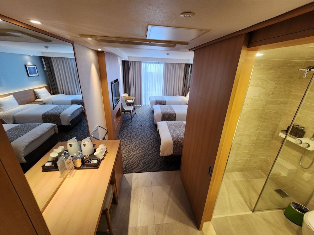 Seogwipo JS Hotel Deluxe Triple Room 8