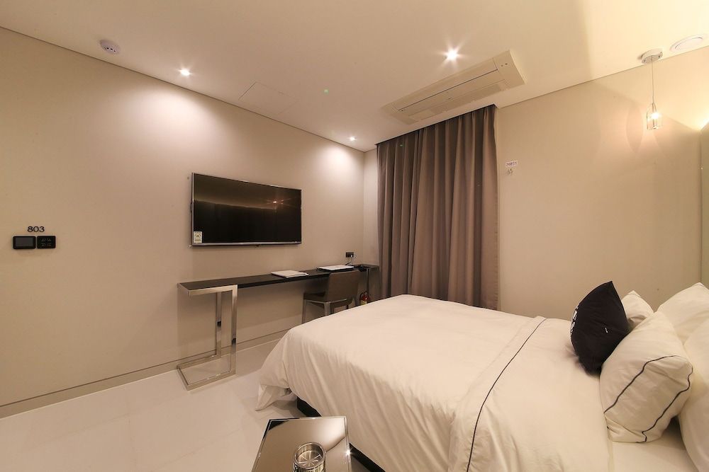 Hotel Cullinan2 Premier Room(Late Check-in: Mon-Fri 8PM, Sat 10PM, Sun 9PM/1 Parking Lot per Room/Max. 1 Night Stay) 8