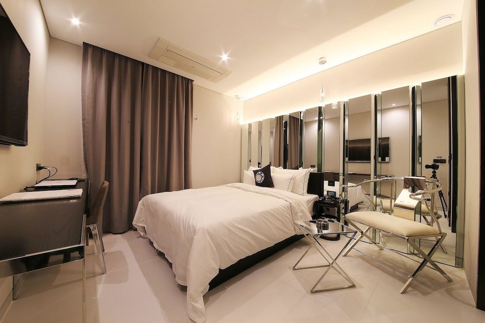 Hotel Cullinan2 Premier Room(Late Check-in: Mon-Fri 8PM, Sat 10PM, Sun 9PM/1 Parking Lot per Room/Max. 1 Night Stay) 9